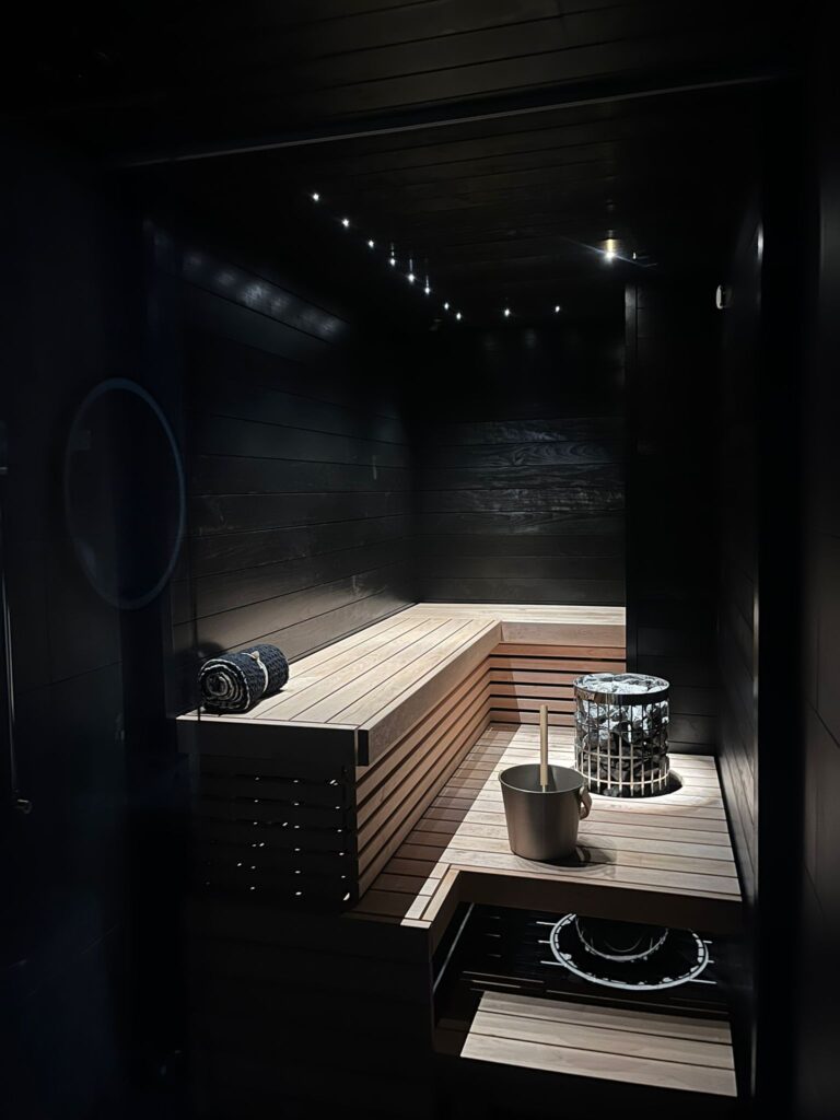 Tumma moderni sauna mittatilauslauteilla